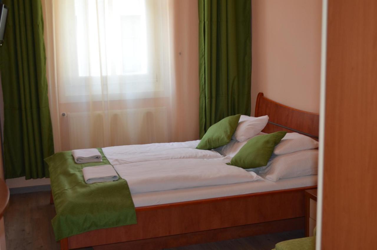 Holdfenyszallas Bed & Breakfast Сегед Екстериор снимка
