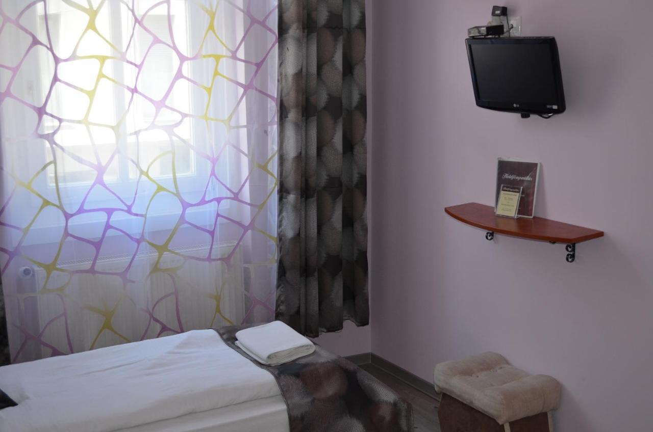 Holdfenyszallas Bed & Breakfast Сегед Екстериор снимка